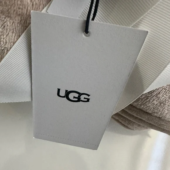 UGG Soft Beige Throw Blanket - Picture 3 of 4